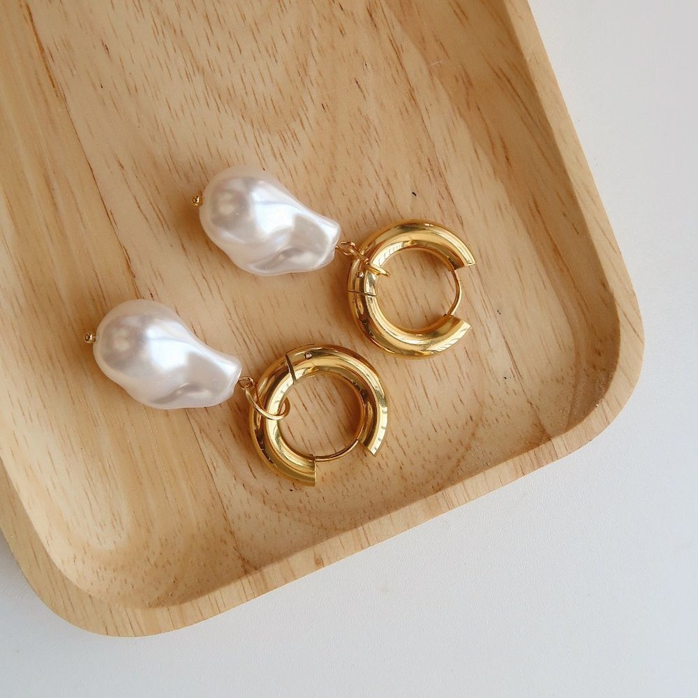 NEW 18K Gold Plated Fresh Water Baroque Pearl Drop Round Huggie Hoop Earrings - Picture 6 of 11